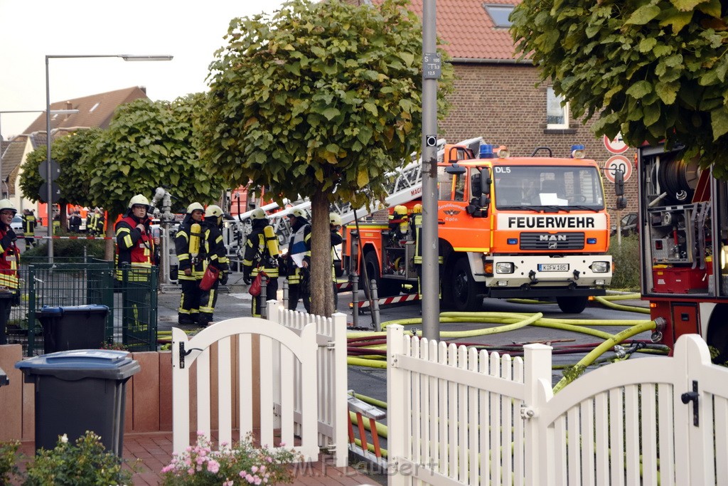 Feuer 2 Vollbrand Reihenhaus Roggendorf Berrischstr P138.JPG - Miklos Laubert